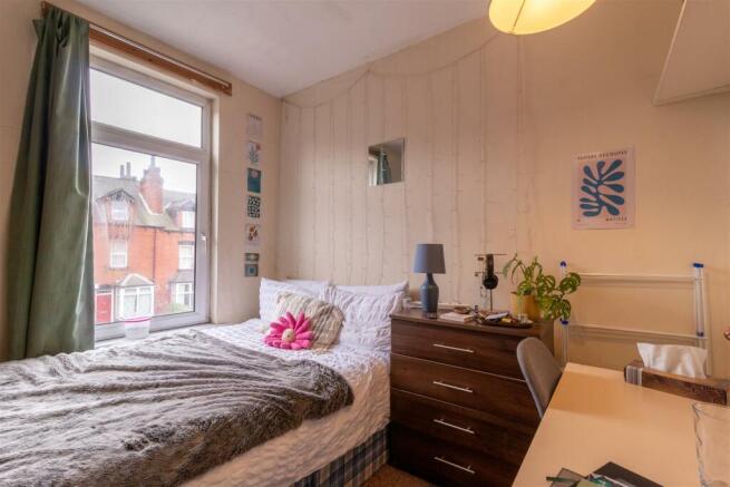 4 bed House to rent Image 4