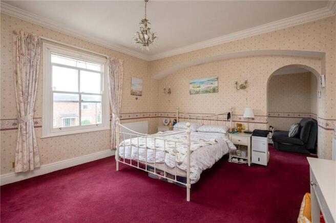 5 bed Detached for sale Image 8