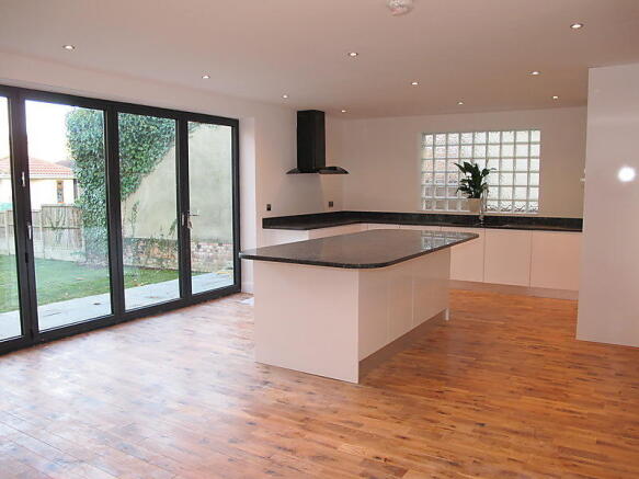 KITCHEN / DINING