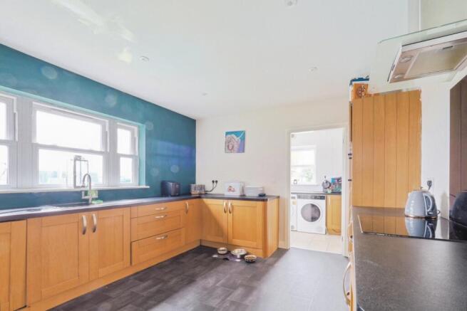 6 bed Detached for sale Image 7