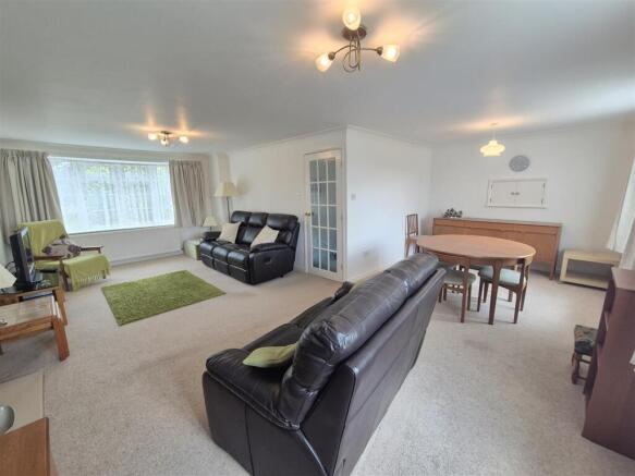 L-Shaped Lounge/Diner