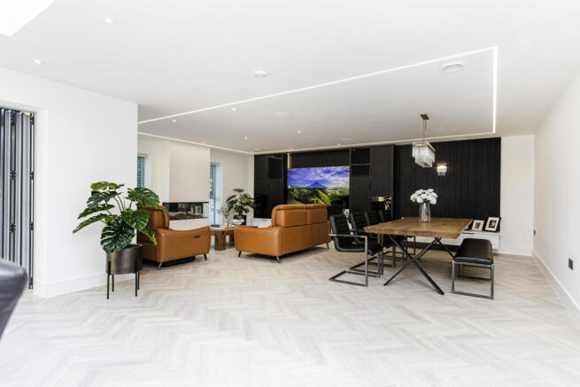 5 bed Detached for sale Image 4