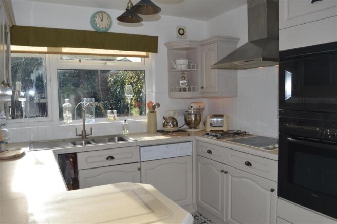 FITTED KITCHEN
