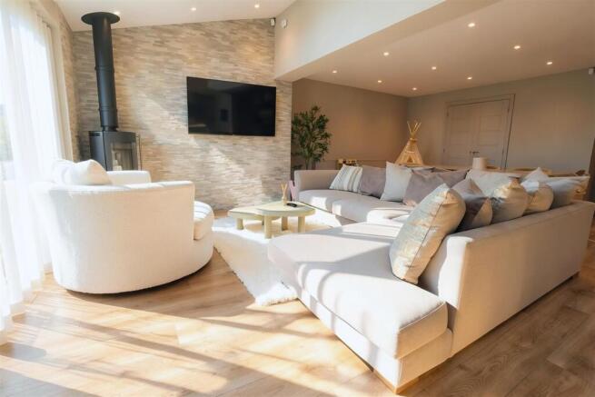5 bed Detached for sale Image 4