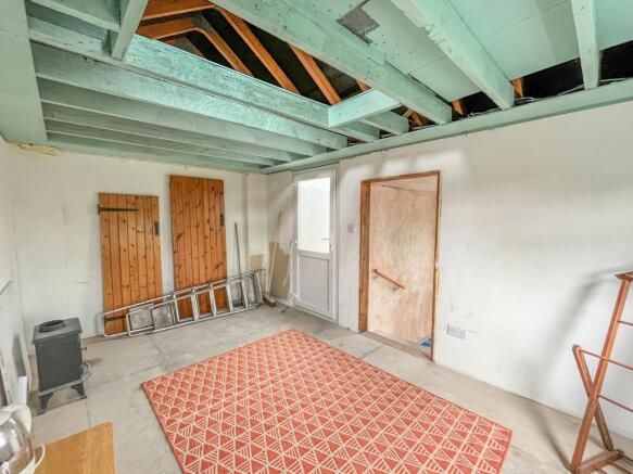 Useful outbuilding with 2 rooms