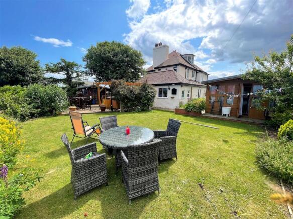 4 bed House for sale Image 11