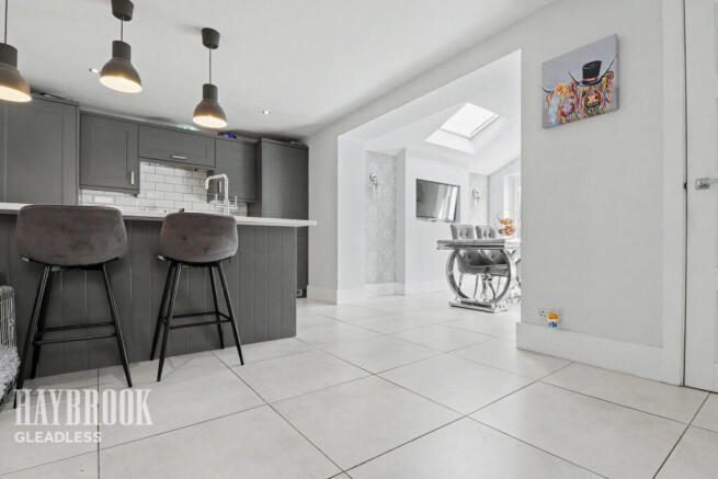 4 bed Semi-Detached for sale Image 5