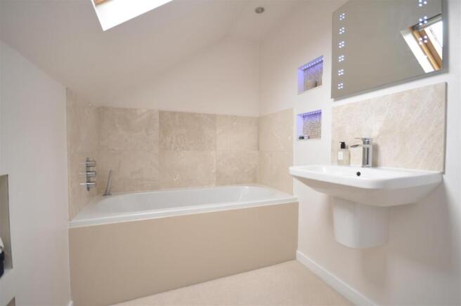 MASTER BEDROOM EN-SUITE