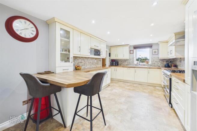 4 bed Semi-Detached for sale Image 11