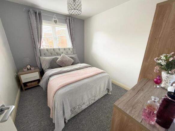 4 bed House for sale Image 11