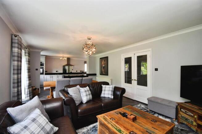 4 bed Detached for sale Image 8