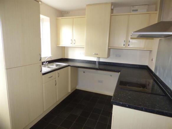 15 New Terrace - Kitchenn.JPG