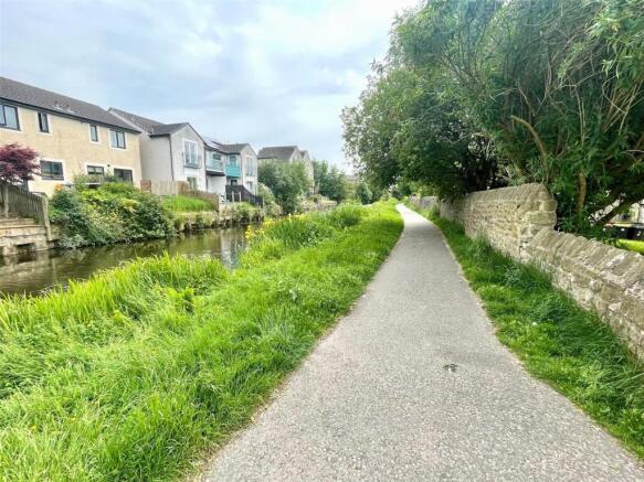 Canal Close By
