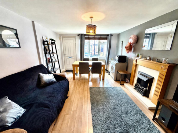 Living Room / Dining Area: