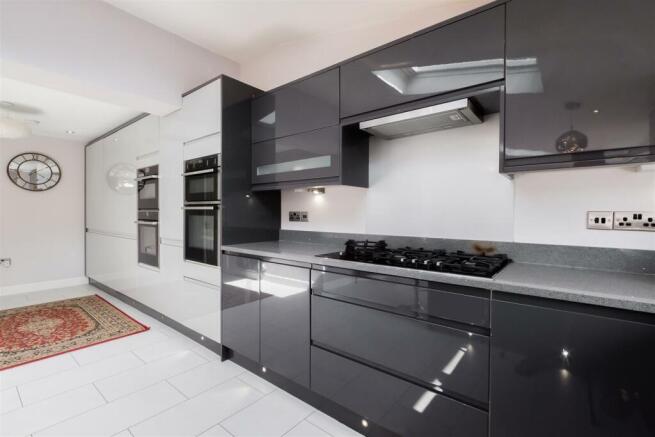 5 bed Detached for sale Image 4