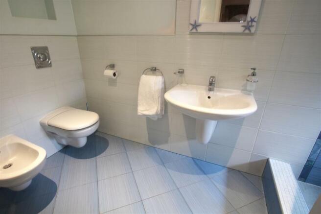 ensuite.jpg