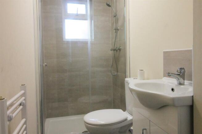 4 bed House to rent Image 5