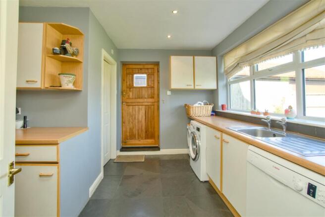 5 bed Detached for sale Image 11