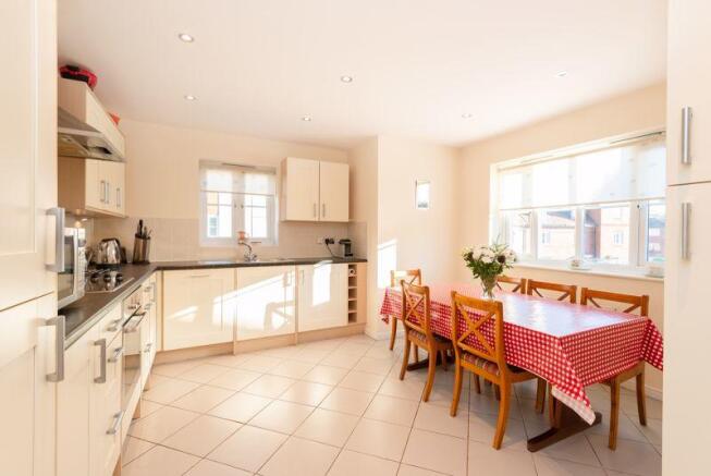 Kitchen / Dini...