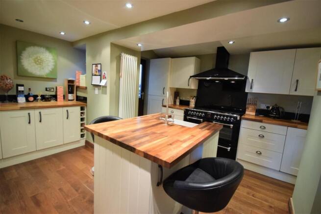 03  13 Cross Hill, Greetland, HX4 8JU Kitchen.JPG