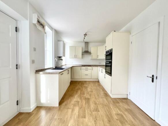 kitchen 2.jpg