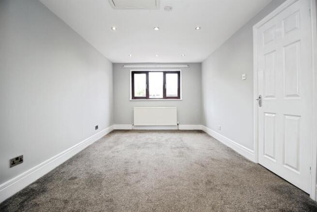 4 bed Semi-Detached for sale Image 9