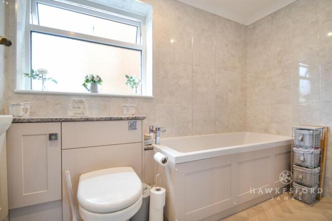 Fairleas, Sittingbourne - Family Bathroom