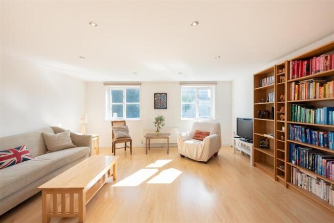 Pickard Close, London, N14 photo 4