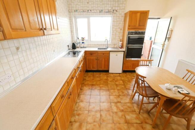 KITCHEN/DINING ROOM