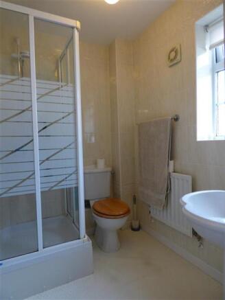 EN-SUITE SHOWER ROOM