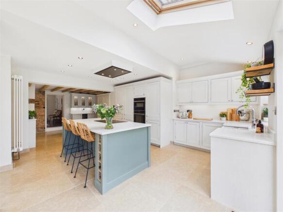 4 bed Detached for sale Image 6