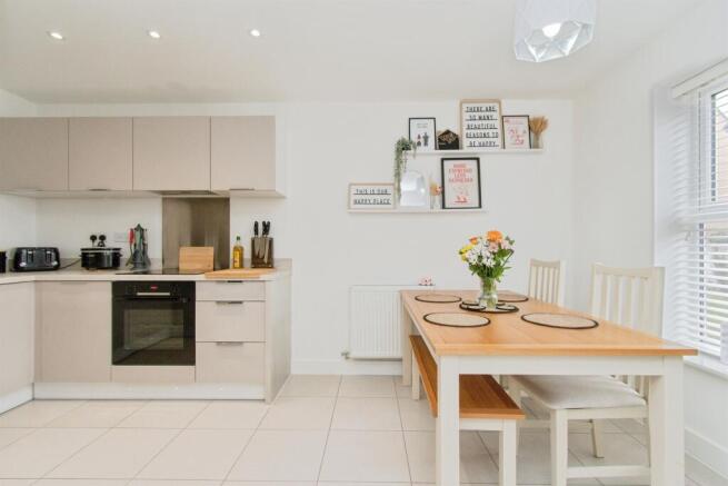 4 bed Semi-Detached for sale Image 7