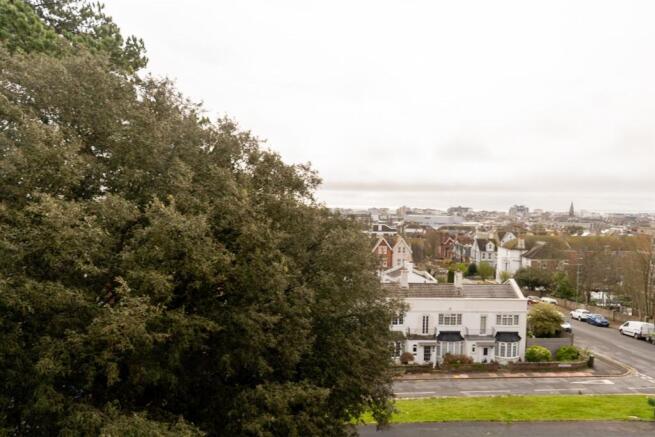 Flat 18 Belvedere Court small jpegs-8.jpg