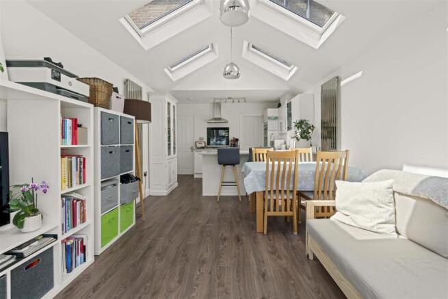 77 Castle Road TW7-10.jpg