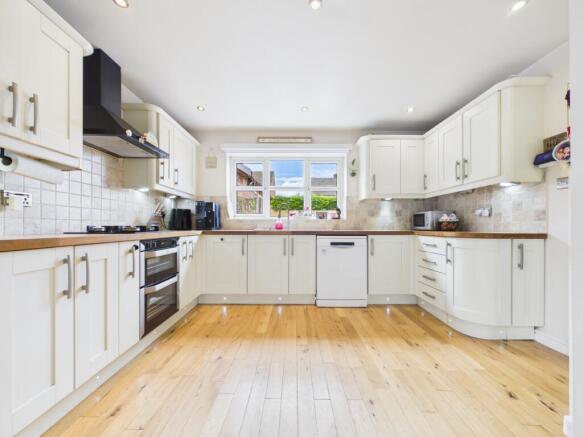 4 bed Detached for sale Image 4