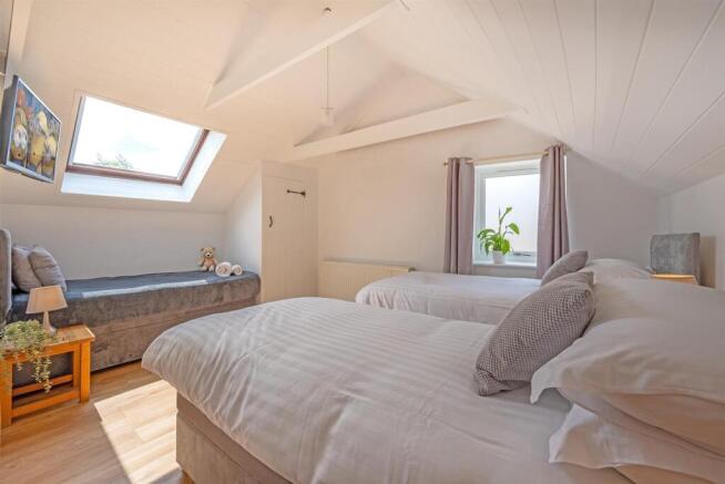 walnut-Bed4.jpg