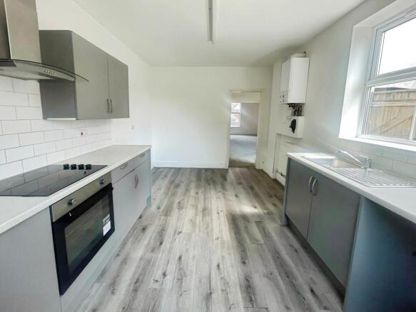 4 bed Terraced to rent Image 5