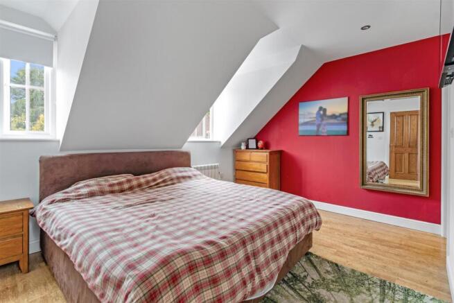 6 bed Detached for sale Image 11