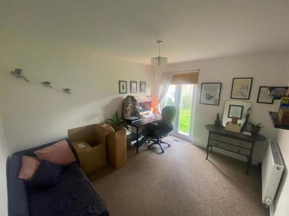 32 The Fairway - Bedroom 2.jpg