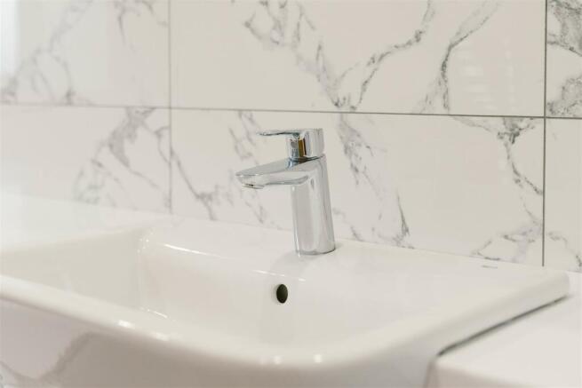 Main Bathroom-4.jpg