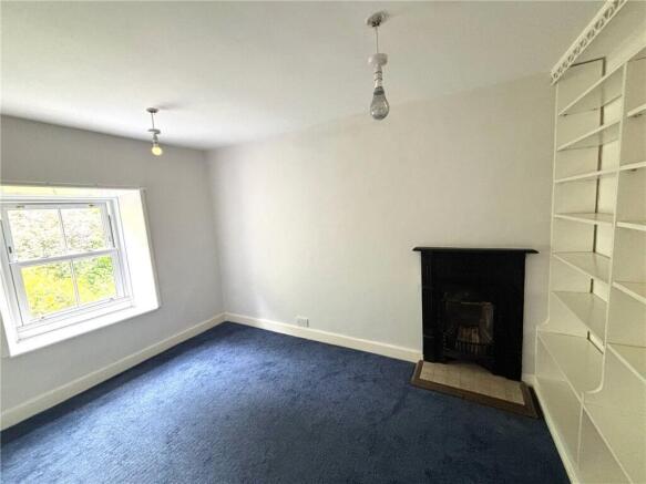 4 bed Semi-Detached to rent Image 8