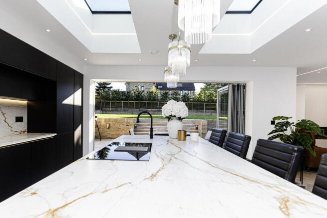 5 bed Detached for sale Image 5