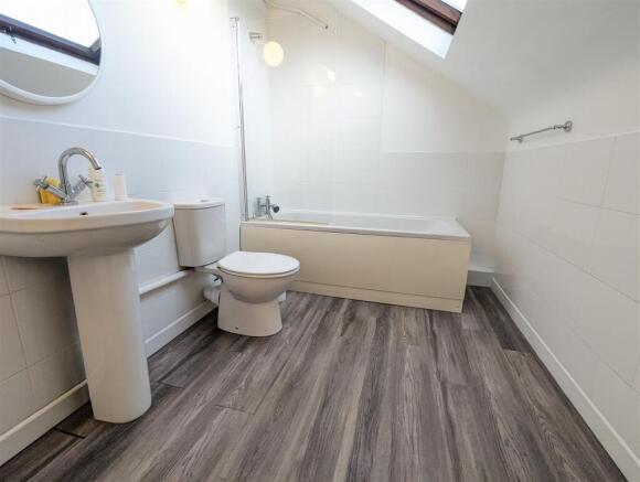 Bathroom Flat 7 Charnwood House Wilton Road, SP2 7