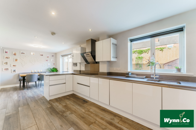 5 bed Detached for sale Image 10