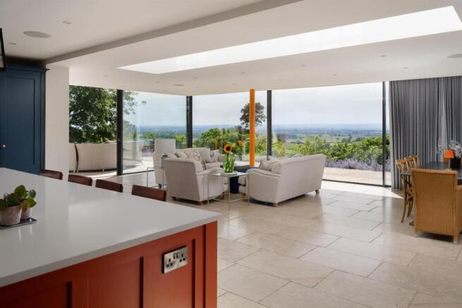 6 bed House for sale Image 4