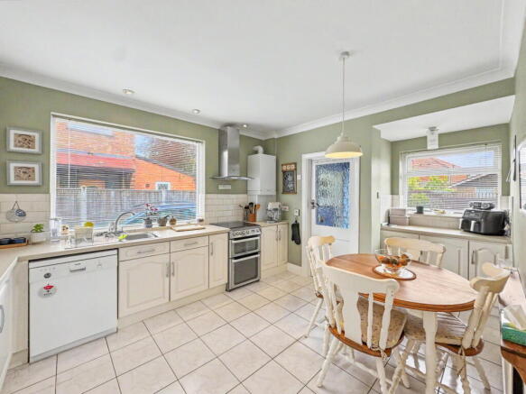 4 bed Semi-Detached for sale Image 8