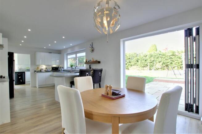 KITCHEN/DINING ROOM