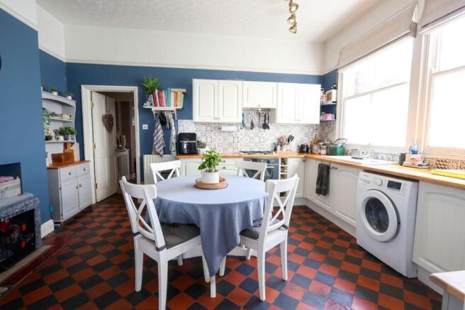 KITCHEN/DINING ROOM