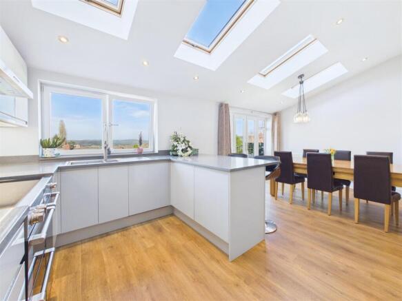 4 bed Detached for sale Image 6