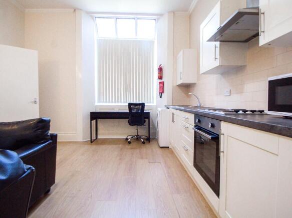 2 bed Apartment to rent Image 5